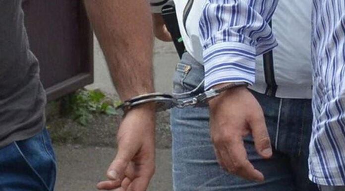 Reținuți după ce au încercat să-și scape prietenul de dosar penal