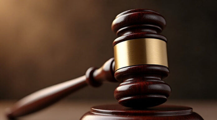 Bărbatul acuzat că și-a înjunghiat fiul rămâne în arest