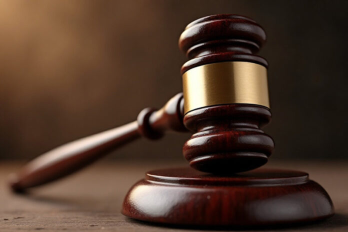 Bărbatul acuzat că și-a înjunghiat fiul rămâne în arest