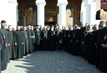 Sfântă Liturghie Arhierească la resfințirea Bisericii «Soborul Sfântului Ioan Botezătorul» şi la sfinţirea capelei parohiale şi a unei troiţe din Parohia Novaci – „Ziua de astăzi încununează munca de atâţia ani de zile şi de jertfă pentru înfrumuseţarea «Casei» lui Dumnezeu”!