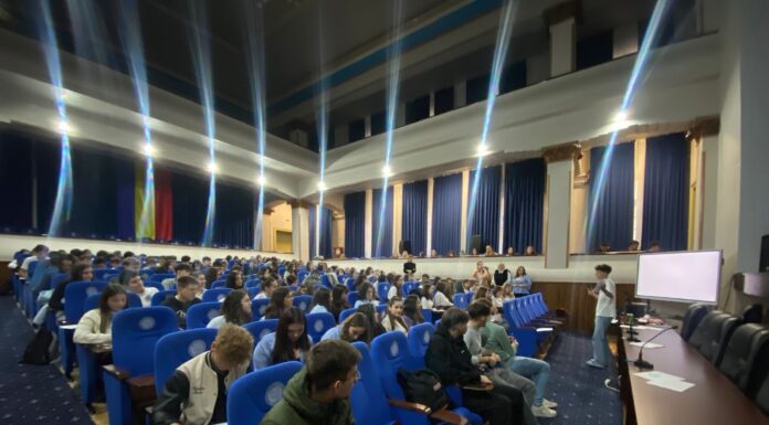 Liceenii târgujieni învață să recunoască pericolele traficului de persoane
