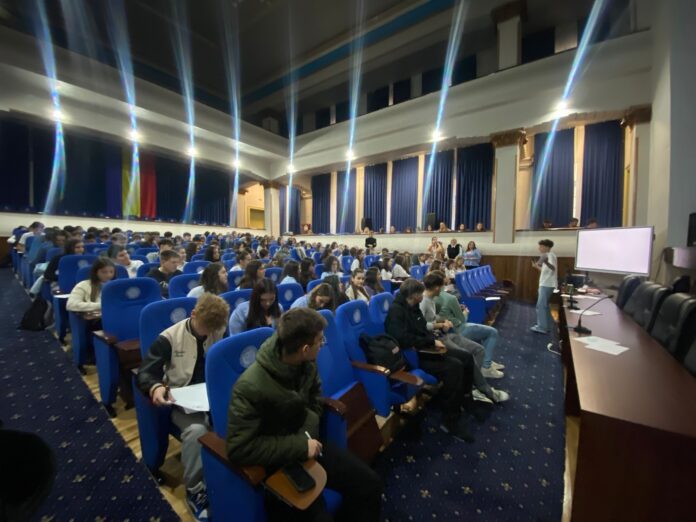 Liceenii târgujieni învață să recunoască pericolele traficului de persoane