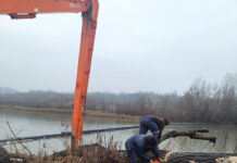 Lemnele aduse de viitură pe Jiu, îndepărtate de lucrătorii SGA