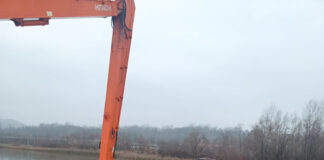 Lemnele aduse de viitură pe Jiu, îndepărtate de lucrătorii SGA