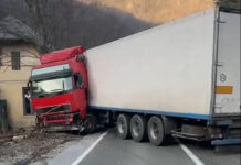VIDEO: Circulație blocată pe Defileu de un tir! Amendă pentru drumari!