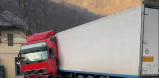 VIDEO: Circulație blocată pe Defileu de un tir! Amendă pentru drumari!