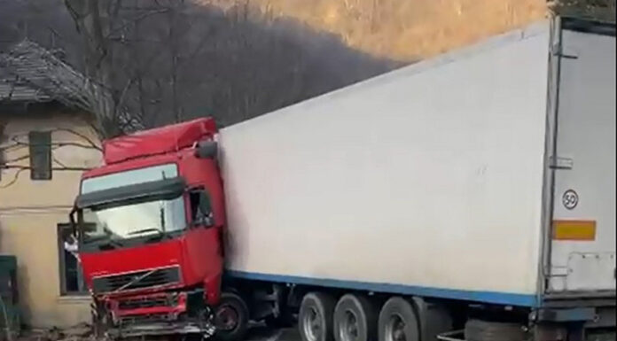 VIDEO: Circulație blocată pe Defileu de un tir! Amendă pentru drumari!