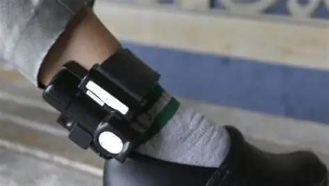 Bătrân din Fărcășești, monitorizat cu brățară electronică după ce și-a bătut soția cu 30 de ani mai tânără