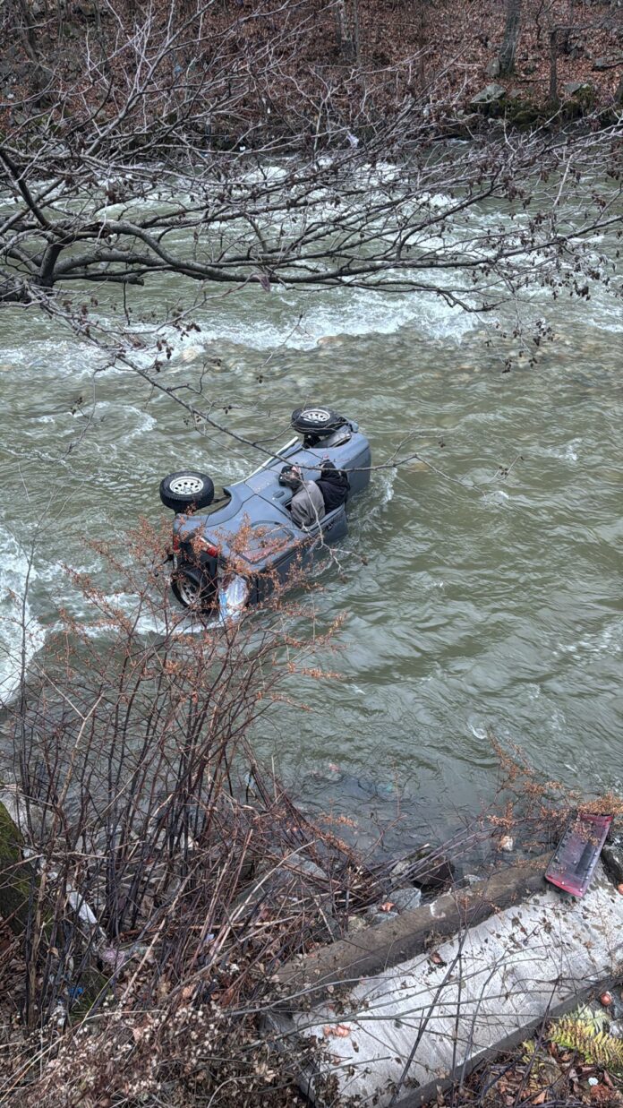 FOTO: Un preot și o măicuță, răniți în accident