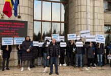 Moțiune și proteste. Ministra Mediului rezistă