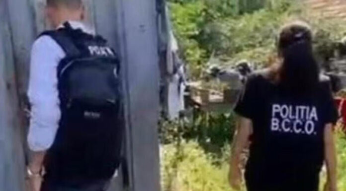 Lovitură pentru femeia acuzată că și-a pus fiica minoră să întrețină relații sexuale cu fostul învățător și pentru bărbatul de 71 de ani