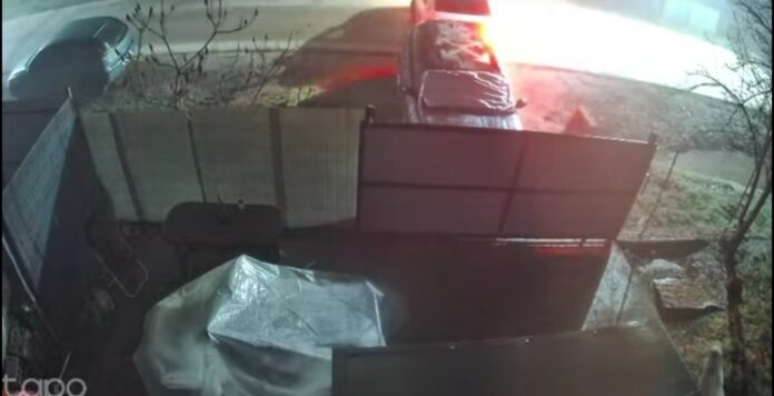 Mașină de Poliție, filmată în timp ce lovește un autoturism parcat! Reacția IPJ Gorj