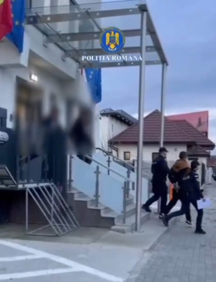 VIDEO: Doi prieteni de pahar, reținuți după scandal