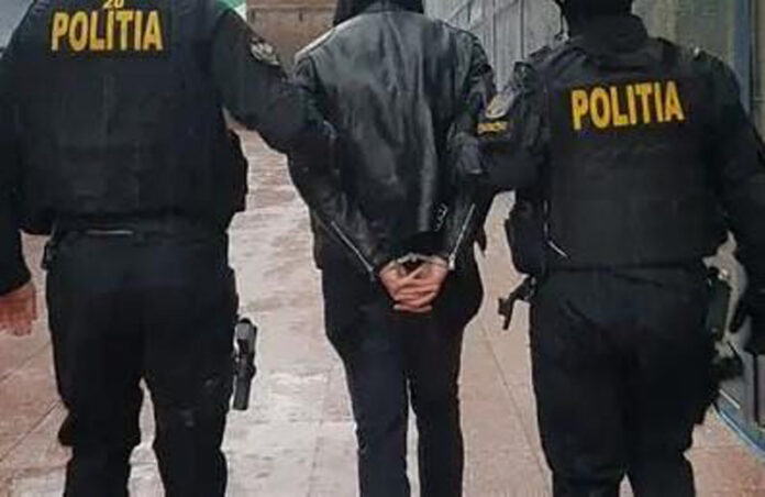 Urmărit internațional, condamnat la închisoare de judecătorii de la Tribunalul Gorj, adus în țară de polițiști