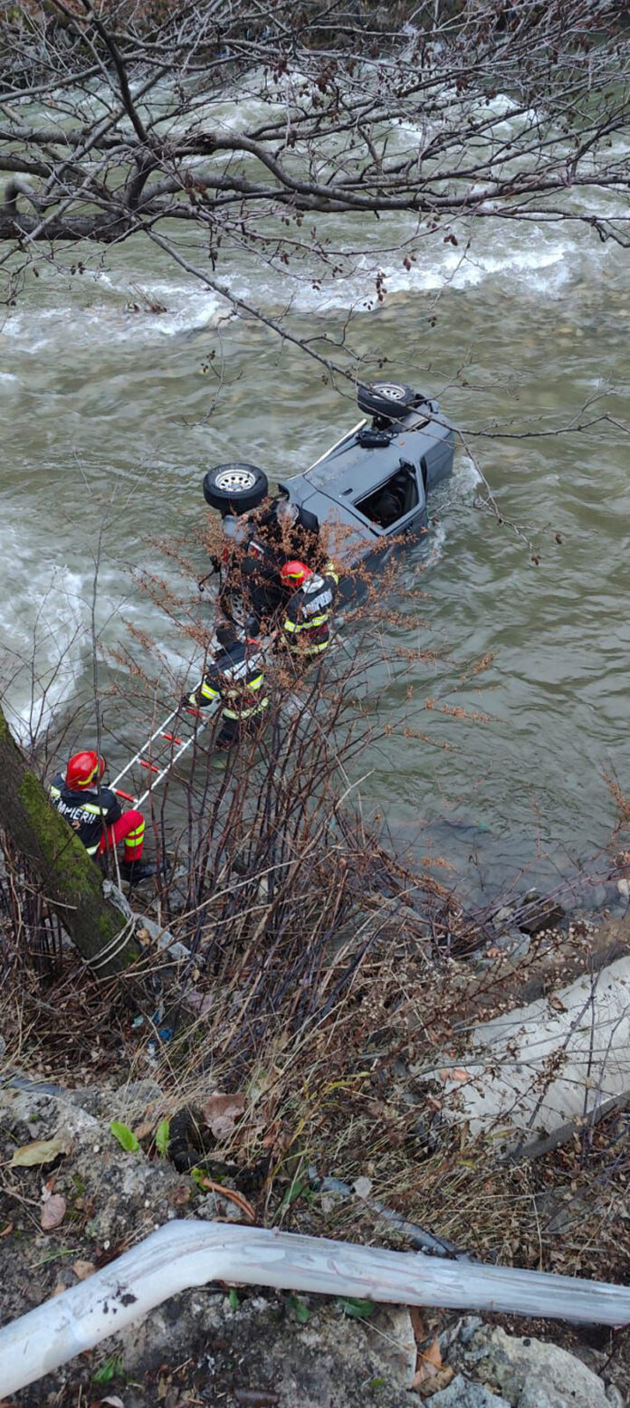 Accident spectaculos pe Defileu! Mașina în care se aflau un preot și o măicuță s-a răsturnat în Jiu
