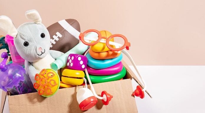 Activități ușoare și sigure pentru copiii mici, cu jucării potrivite