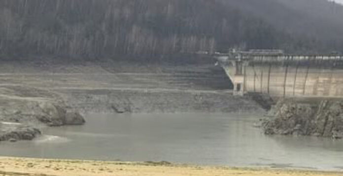 De Ziua Națională: Criza apei! Golirea lacului a lăsat 100.000 de familii fără apă!