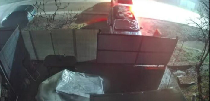 Verificări fulger, făcute de IPJ la Dănești, după ce o mașină de poliție a fost filmată în timp ce lovește un autoturism parcat și își continuă deplasarea