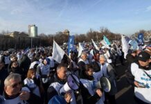 Profesorii au protestat la ușa lui Bolojan. „Educația nu poate fi tratată cu dispreț”