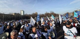 Profesorii au protestat la ușa lui Bolojan. „Educația nu poate fi tratată cu dispreț”