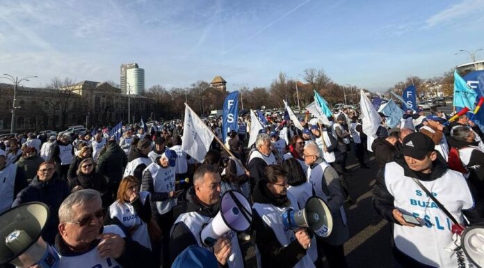 Profesorii au protestat la ușa lui Bolojan. „Educația nu poate fi tratată cu dispreț”