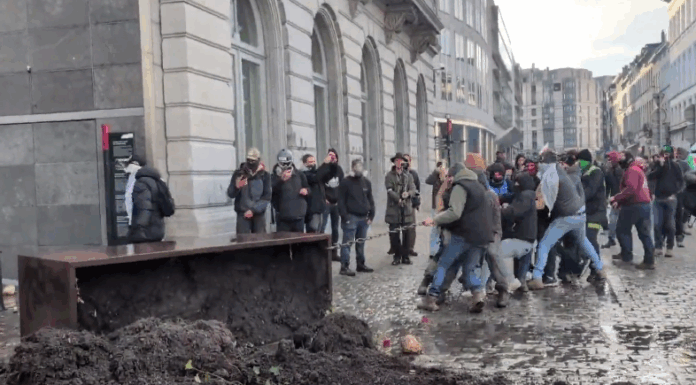 Sunt violențe la Bruxelles, conflicte între fermieri și politie!