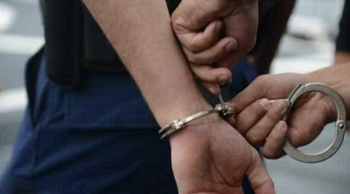 Reținut după ce și-a lovit mama