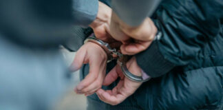 Reținut după ce și-a agresat fratele