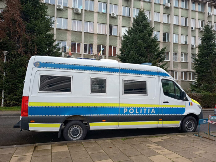 Reținut după ce și-a tâlhărit soția