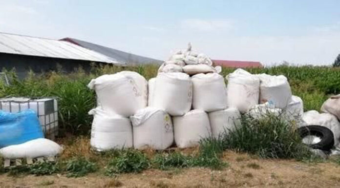 Turceni: Și-a pus sacii cu îngrășăminte pe câmp. Amendă de 15.000 de lei