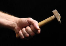 Decizie înainte de Crăciun pentru bărbatul trimis în judecată pentru tentativă de omor, după ce și-a lovit vecinul cu ciocanul