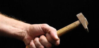 Decizie înainte de Crăciun pentru bărbatul trimis în judecată pentru tentativă de omor, după ce și-a lovit vecinul cu ciocanul