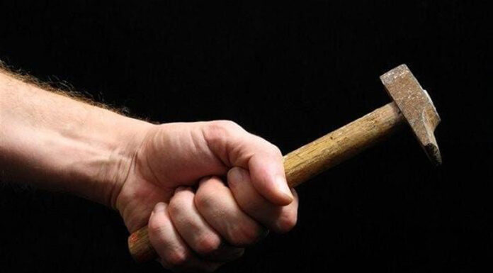 Decizie înainte de Crăciun pentru bărbatul trimis în judecată pentru tentativă de omor, după ce și-a lovit vecinul cu ciocanul