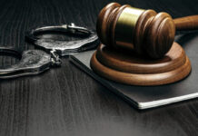 Control judiciar pentru bărbatul acuzat că și-a tâlhărit soția în trafic