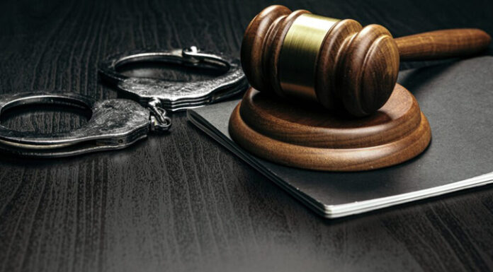 Control judiciar pentru bărbatul acuzat că și-a tâlhărit soția în trafic