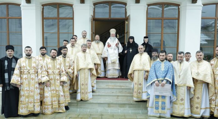 Slujbă Arhierească la Hramul de iarnă al Mănăstirii Tismana – ,,Sărbătoarea de astăzi este o continuitate a Naşterii Domnului, dar, în acelaşi timp, când îi cinstim pe cei doi cuvioşi, Nicodim şi Gherasim, avem o tresăltare în plus”!