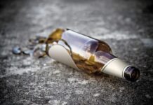 Face pușcărie după ce a atacat doi frați cu un ciob de sticlă