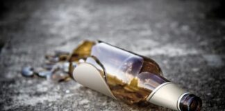 Face pușcărie după ce a atacat doi frați cu un ciob de sticlă