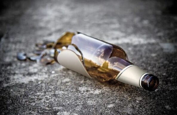 Face pușcărie după ce a atacat doi frați cu un ciob de sticlă