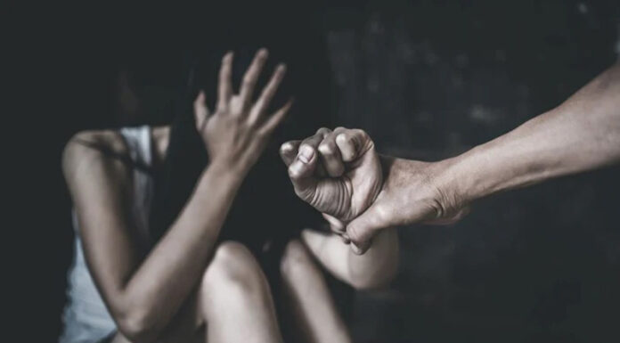 Lovită cu pumnii în cap de fostul soț