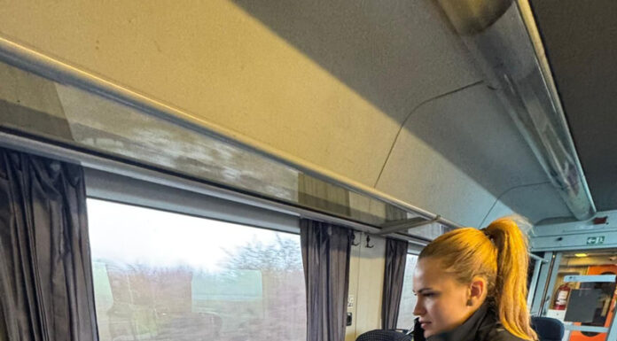 Polițiștii trag un semnal de alarmă: „Selfie-ul pe tren nu ia like-uri, ia vieți!”