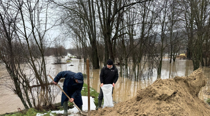 Pescari luați de viitură. Ape mari în Gorj și Dolj
