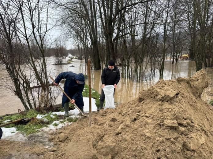 Pescari luați de viitură. Ape mari în Gorj și Dolj