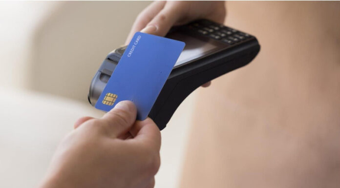 Tânăr reținut după ce a folosit ilegal un card bancar