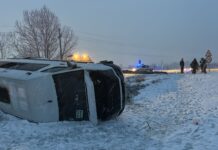 FOTO: Microbuz cu șase pasageri, răsturnat la Rovinari