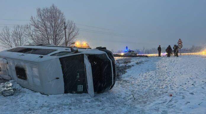 FOTO: Microbuz cu șase pasageri, răsturnat la Rovinari