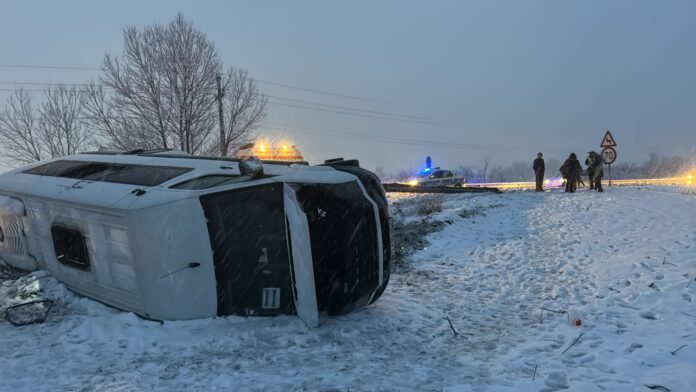 FOTO: Microbuz cu șase pasageri, răsturnat la Rovinari