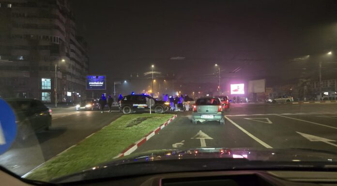FOTO – Târgu Jiu: Accident în giratoriul de la Piața Mare