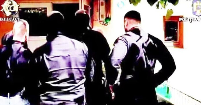 Femeia acuzată că și-a pus fiica de 13 ani să întrețină relații sexuale cu fostul învățător, condamnată! Bărbatul de 71 de ani a primit 9 ani de închisoare, fiind obligat să-i plătească fetiței 100.000 de euro daune morale