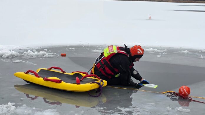 VIDEO: Salvamontiștii din Gorj, antrenamente subacvatice și la suprafață